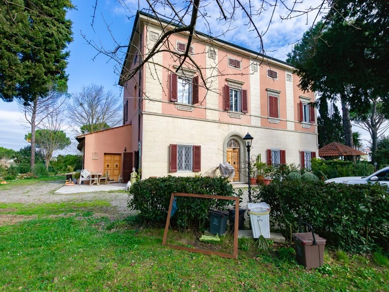 Villa bifamiliare in Vendita a Pontedera, zona Santa Lucia, 450'000€, 259 m², con Box