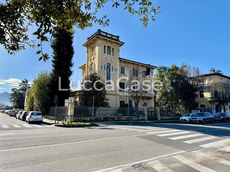 Villa in Vendita a Lucca, 1'700'000€, 436 m², arredato
