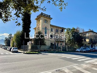 Villa in Vendita a Lucca, 1'700'000&euro;, 436 m², arredato