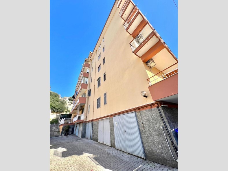 Quadrilocale in Vendita a Pozzuoli, 250'000€, 145 m²