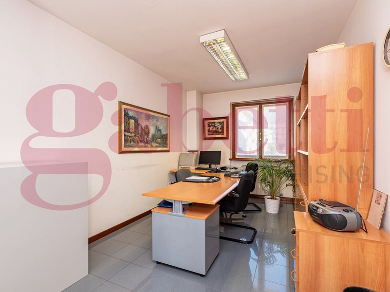 Ufficio in Vendita a Rovetta, 90'000€, 90 m²