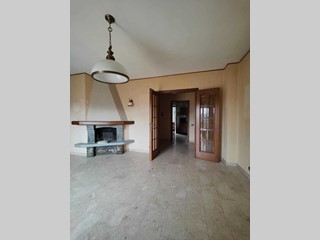 Appartamento in Vendita a Villafranca in Lunigiana, 90'000€, 125 m², con Box