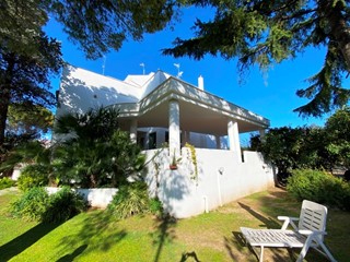 Appartamento in Vendita a Bari, 850'000€, 230 m², con Box