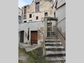 Casa Indipendente in Vendita a Altamura, zona C.SO F. II DI SVEVIA, 87'000€, 135 m²
