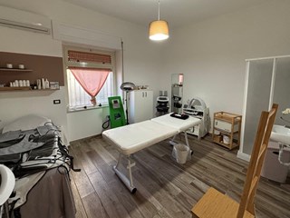 Attività commerciale in Vendita a Mondragone, zona Viale Margherita, 24'000€, 75 m²