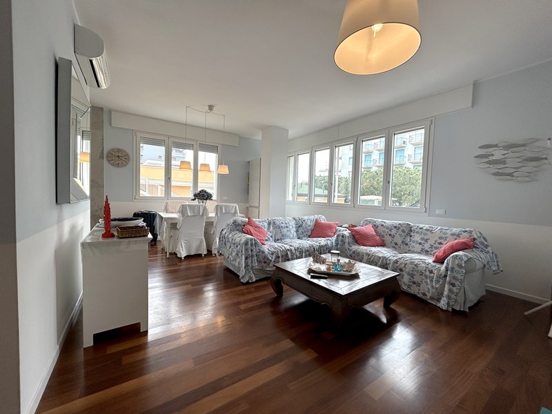 Quadrilocale in Affitto a Riccione, zona CENTRO, 6'000€, 100 m²