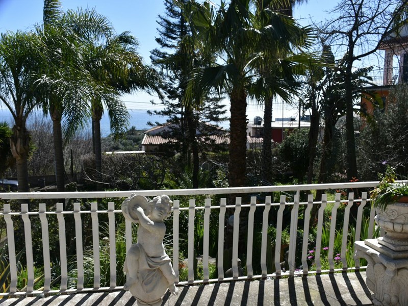 Terreno edificabile in Vendita a Aci Castello, zona ficarazzi, 173'000€, 865 m²