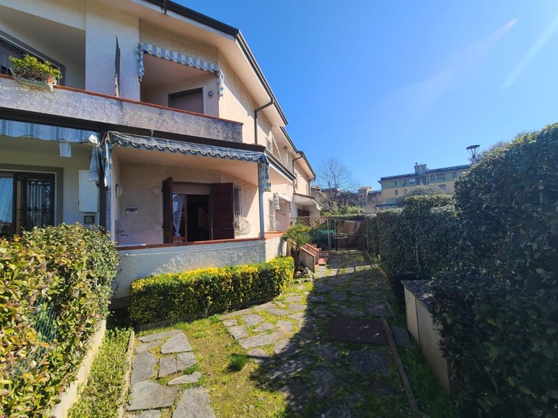 Villetta a schiera in Vendita a Pietrasanta, zona Fiumetto, 650'000€, 180 m², arredato