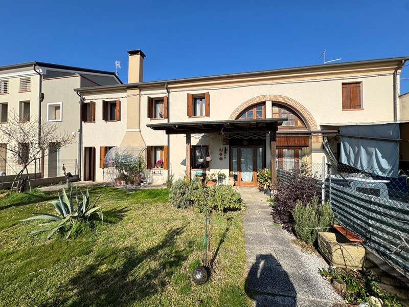 Casa Indipendente in Vendita a Noventa Vicentina, 232'000€, 270 m²