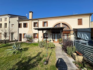 Casa Indipendente in Vendita a Noventa Vicentina, 232'000€, 270 m²