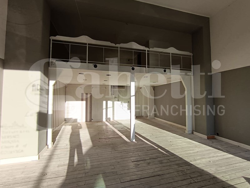 Negozio in Affitto a Siracusa, 1'200€, 73 m²