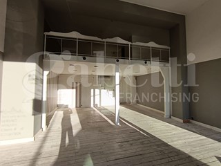 Negozio in Affitto a Siracusa, 1'200€, 73 m²