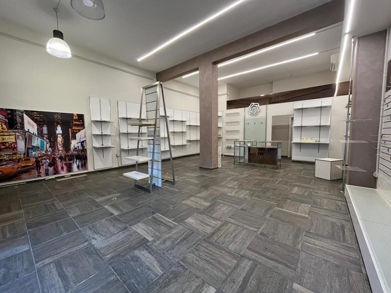 Negozio in Affitto a San Severo, 700&euro;, 67 m²