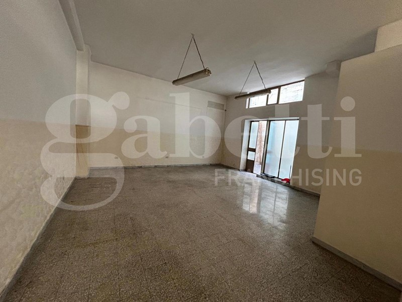 Negozio in Vendita a Canosa di Puglia, 125'000€, 117 m²
