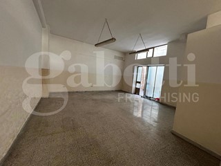 Negozio in Vendita a Canosa di Puglia, 125'000€, 117 m²