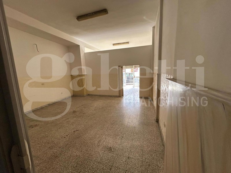 Negozio in Affitto a Canosa di Puglia, 550&euro;, 117 m²