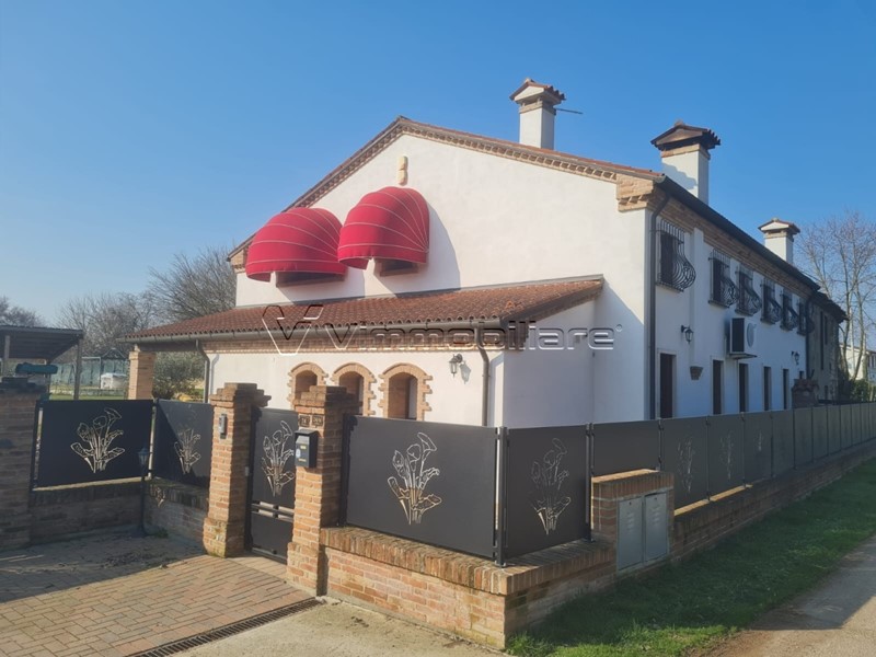 Casa Indipendente in Vendita a Pojana Maggiore, 325'000&euro;, 320 m²