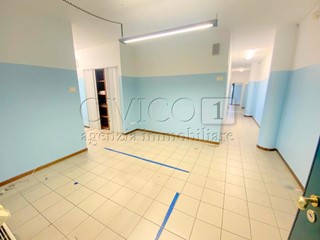 Ufficio in Affitto a Torri di Quartesolo, 1'250€, 152 m²
