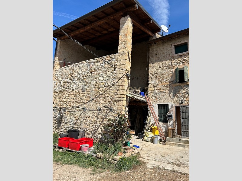 Casa Indipendente in Vendita a Grezzana, 250'000€, 378 m²