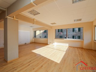 Immobile commerciale in Affitto a Genova, zona Sestri Ponente, 900€, 88 m²
