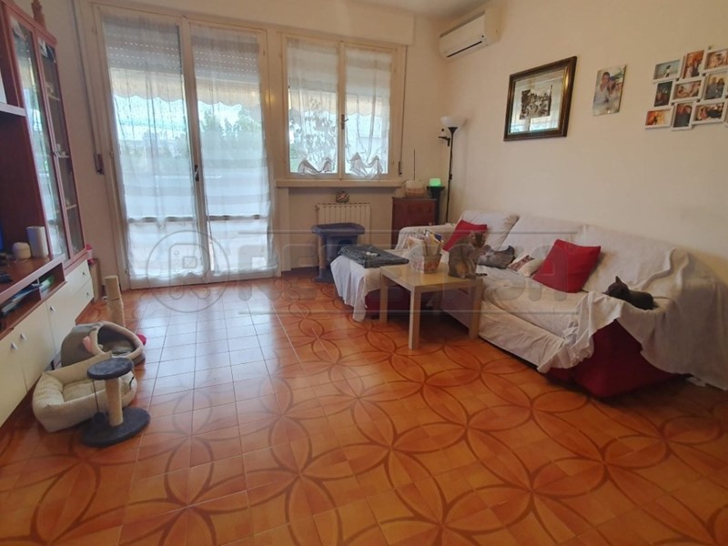 Appartamento in Vendita a Viareggio, zona c. d'Aviazione, 240'000€, 95 m², con Box