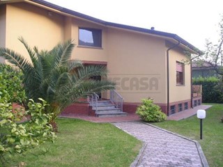 Casa Indipendente in Vendita a Massarosa, zona Stiava, 550'000€, 260 m², con Box