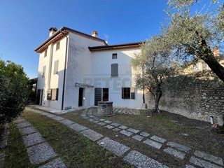 Casa Semi Indipendente in Vendita a Bassano del Grappa, 750'000€, 350 m²