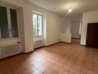 Trilocale in Vendita a Mozzate, 120'000€, 125 m², con Box