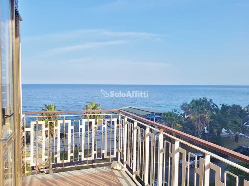 Trilocale in Affitto a Catanzaro, zona Lido Lungomare, 1'900€, 120 m², arredato