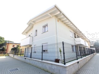 Trilocale in Vendita a Uboldo, 230'000€, 95 m², con Box