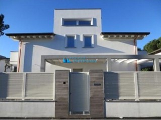 Casa Indipendente in Vendita a Montignoso, zona Cinquale, 820'000€, 240 m²