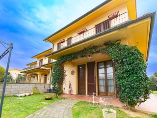 Villa bifamiliare in Vendita a Crespina Lorenzana, zona Ceppaiano, 300'000€, 151 m², con Box