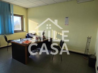 Ufficio in Vendita a Capannori, zona Lammari, 100'000€, 80 m²