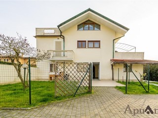 Villa in Vendita a Montignoso, zona Cervaiolo, 900'000€, 285 m², arredato