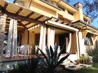 Villa in Vendita a Montignoso, zona Capanne, 780'000€, 350 m²