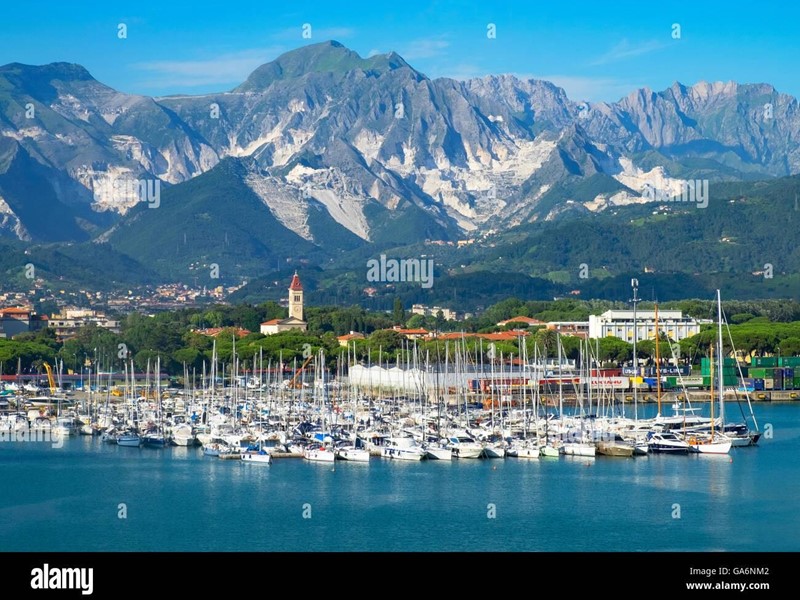 Villa bifamiliare in Vendita a Carrara, zona Avenza, 650'000€, 260 m², arredato