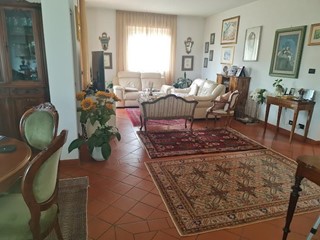 Villa bifamiliare in Vendita a Carrara, zona Avenza, 650'000€, 260 m², arredato