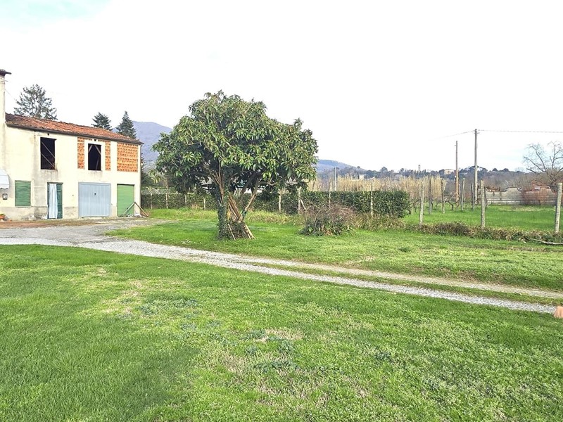 Casale in Vendita a Capannori, zona Marlia, 150'000€, 200 m², con Box