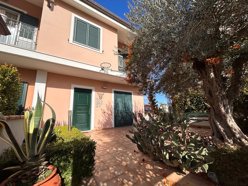 Villetta a schiera in Vendita a Barcellona Pozzo di Gotto, 330'000€, 210 m², arredato