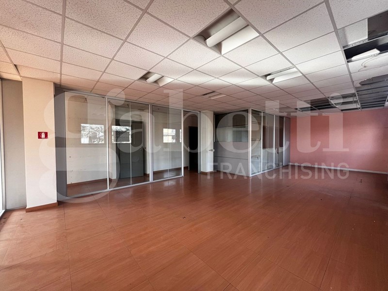 Ufficio in Vendita a Bologna, 340'000€, 306 m²
