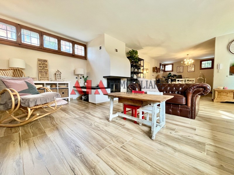 Villa in Vendita a Pontedera, zona Bellaria, 760'000€, 400 m², con Box