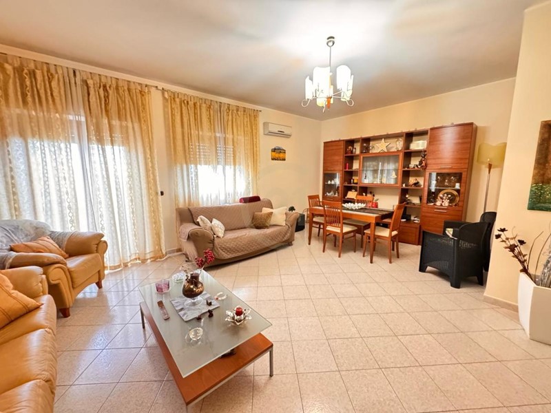 Quadrilocale in Vendita a Aci Catena, zona Centro, 120'000€, 120 m², con Box