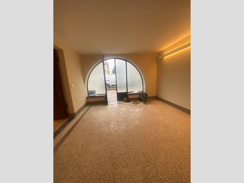 Ufficio in Affitto a Lucca, zona Arancio, 1'500€, 110 m²