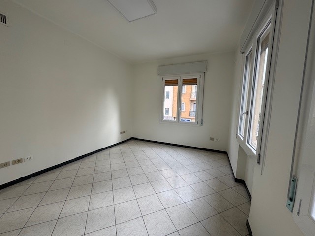 Ufficio in Affitto a Imperia, zona Oneglia, 1'000€, 100 m²