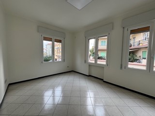 Ufficio in Affitto a Imperia, zona Oneglia, 1'000€, 100 m²