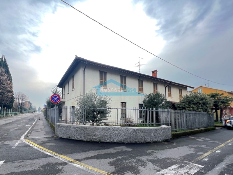 Villa in Vendita a Cologne, 330'000€, 900 m², con Box