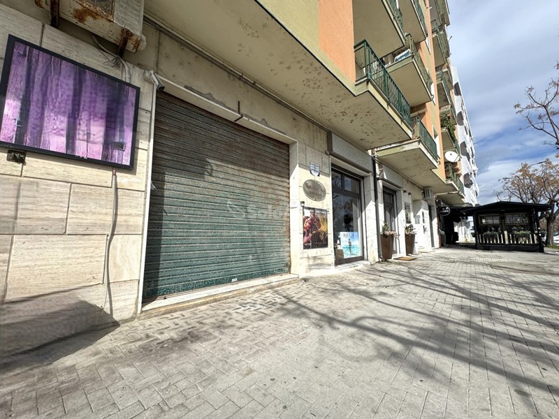 Capannone in Affitto a Catanzaro, zona Lido Lungomare, 1'100&euro;, 110 m²