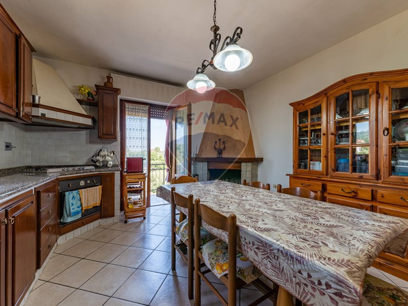 Quadrilocale in Vendita a Bucine, zona Mercatale, 107'000€, 121 m²