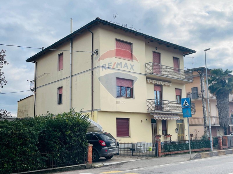 Appartamento in Vendita a Montevarchi, zona Levanella, 99'000€, 110 m²