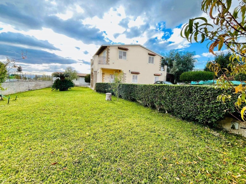 Villa in Vendita a Siracusa, zona Belvedere, 225'000€, 190 m²